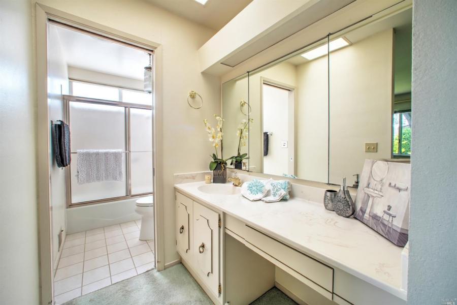 7525 Oak Leaf Drive