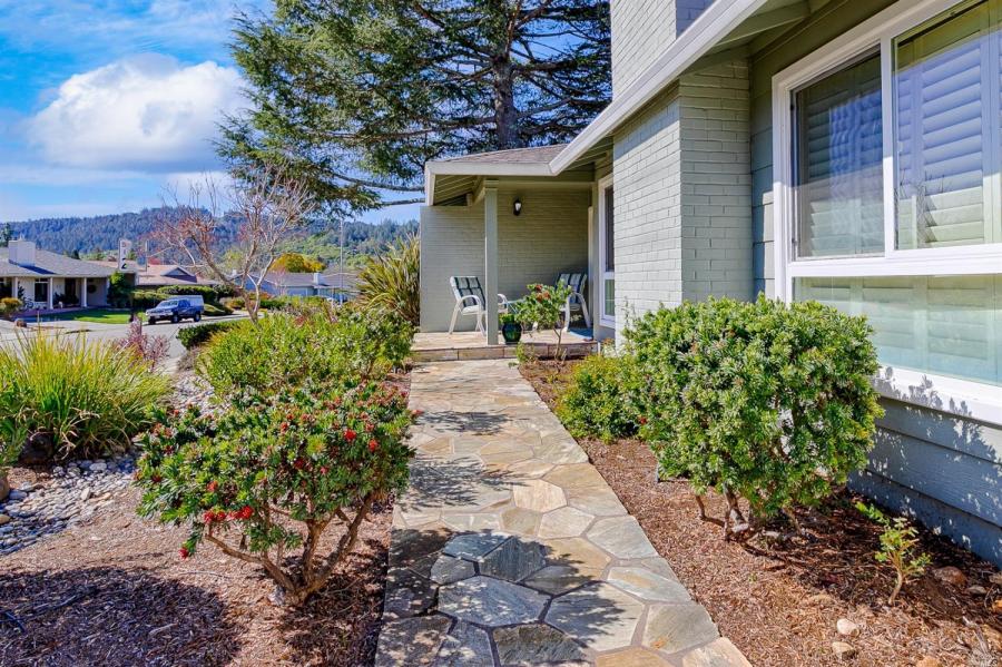 109 Valley Oaks Drive