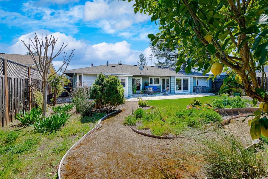 109 Valley Oaks Drive