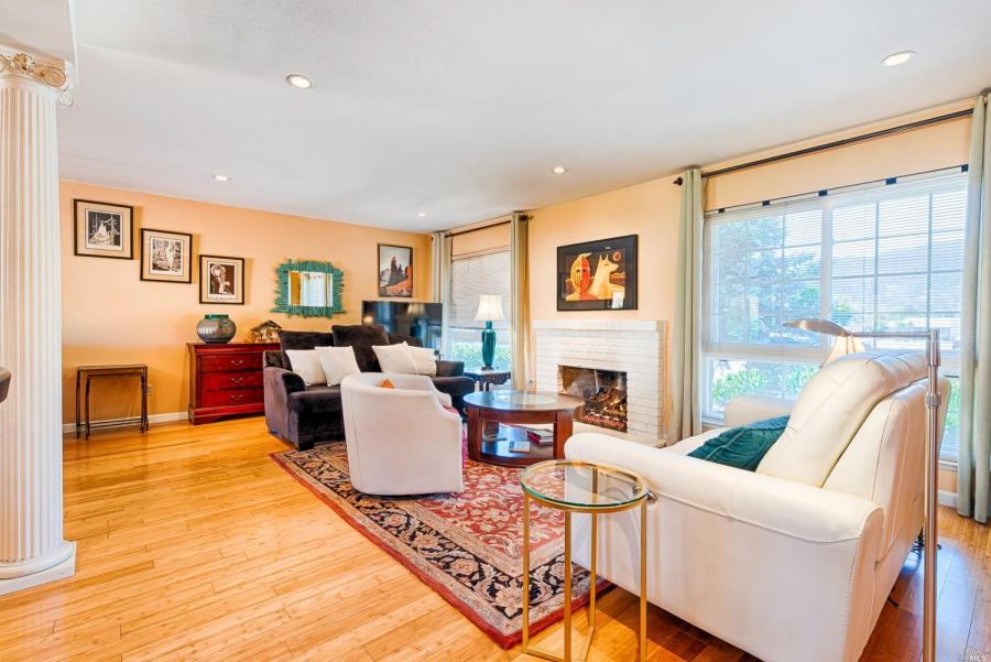 9 Oakcrest Place