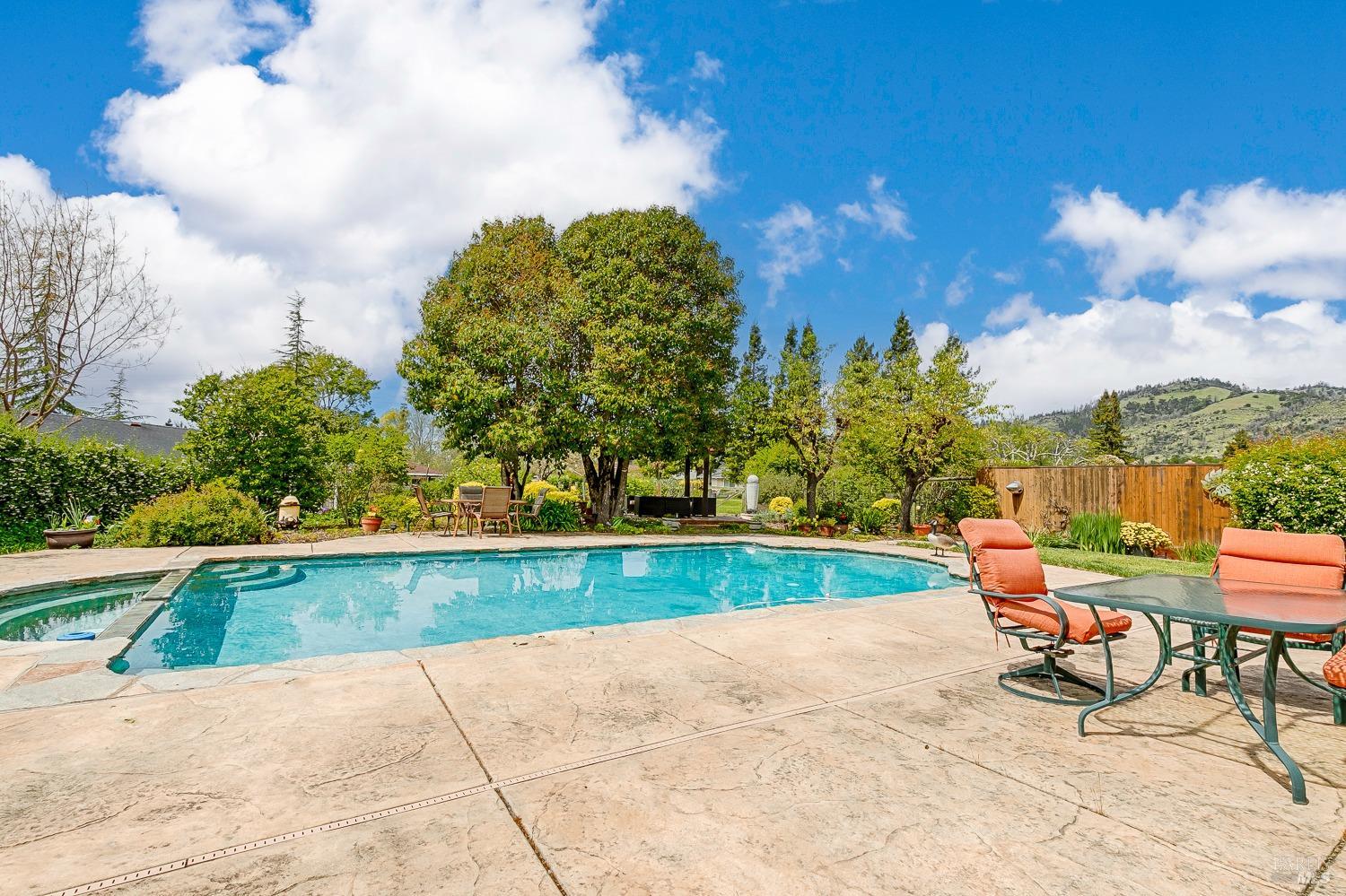 10 Valley Oaks Place