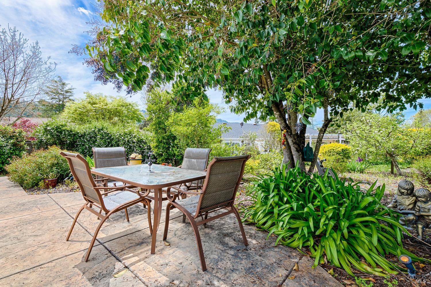 10 Valley Oaks Place