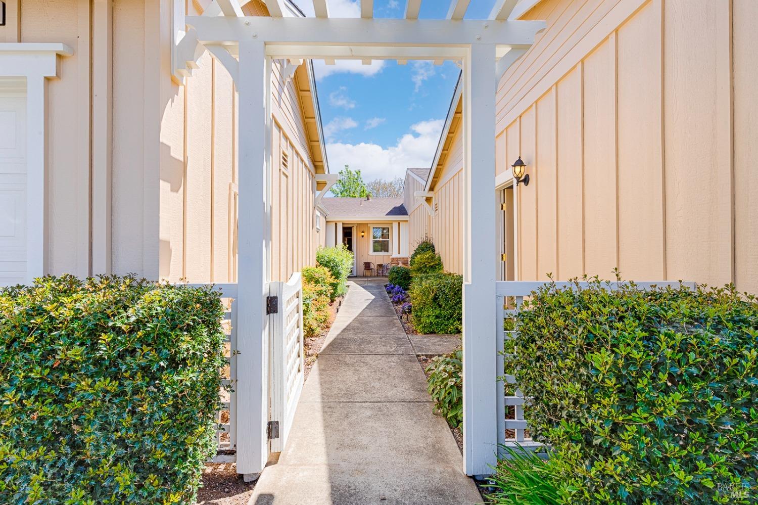9037 Oak Trail Cir