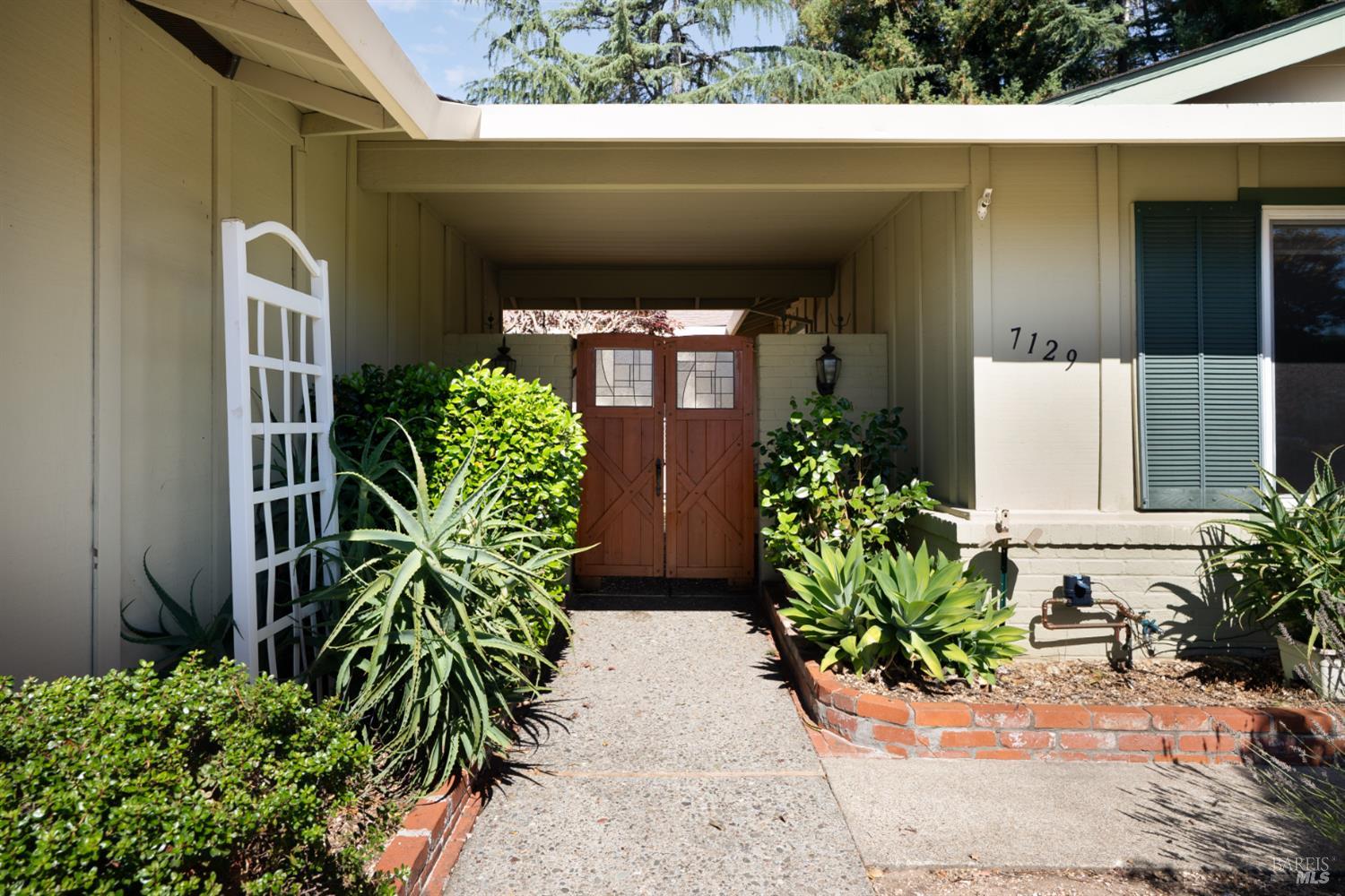 7129 Oak Leaf Drive